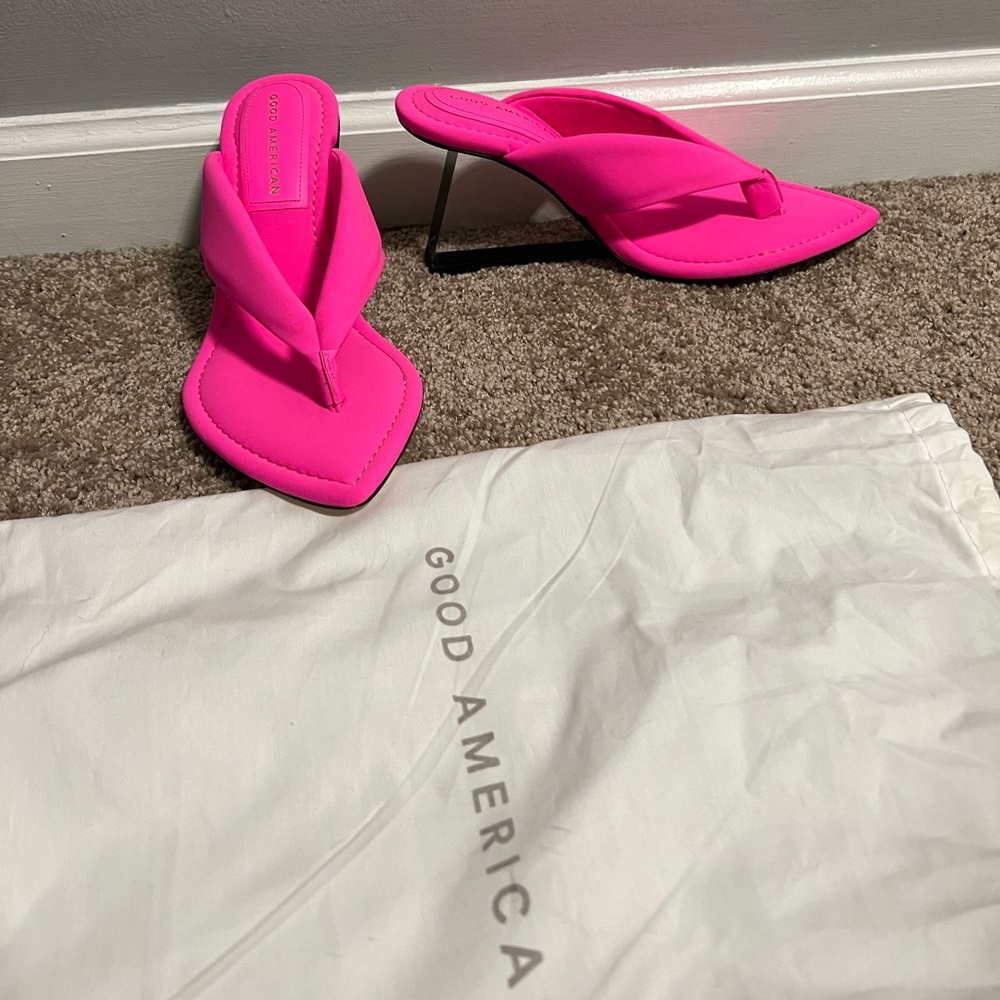 Hot pink Good American clear flip flop heels size 9